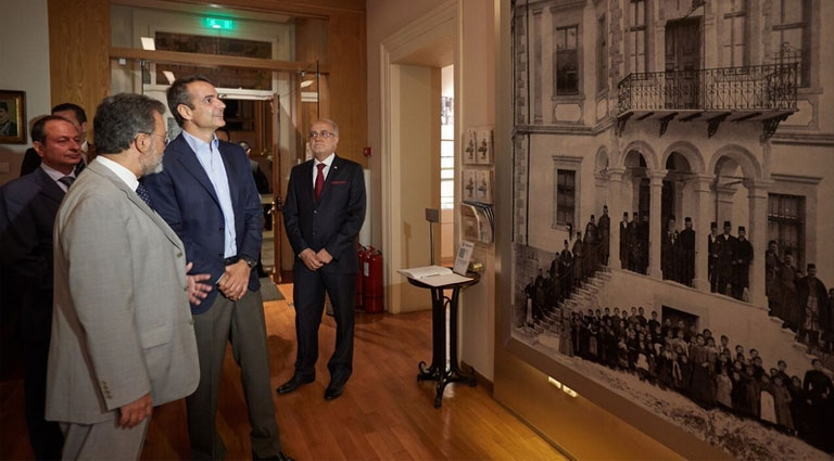 Welcoming of the president of the parliamentary opposition K. Mitsotakis at the Museum of the Macedonian Struggle